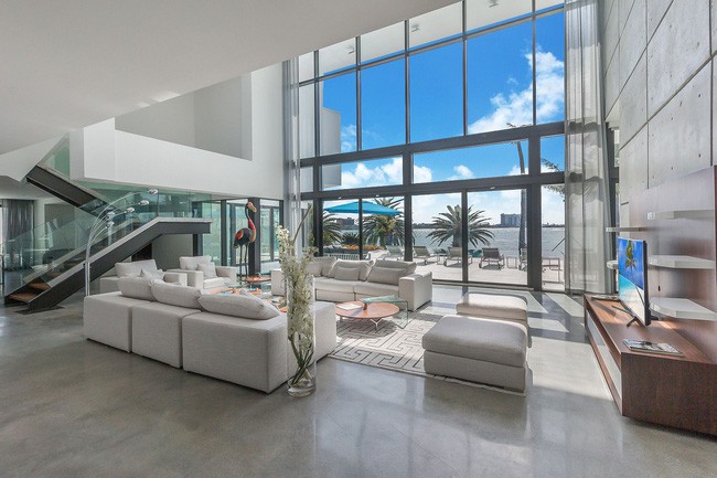 Nội thất hiện đại của ngôi nhà với màu trắng tinh tế.