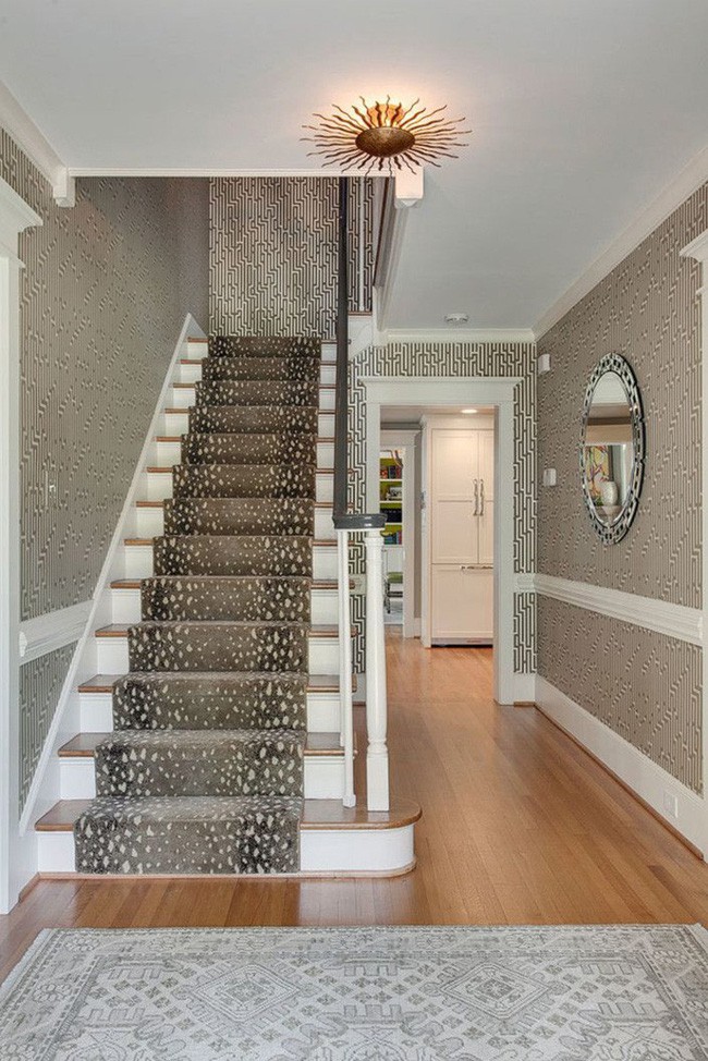 Lối ra vào nhà trông bắt mắt hơn nhiều khi bạn sử dụng những mẫu giấy dán tường họa tiết như thế này.