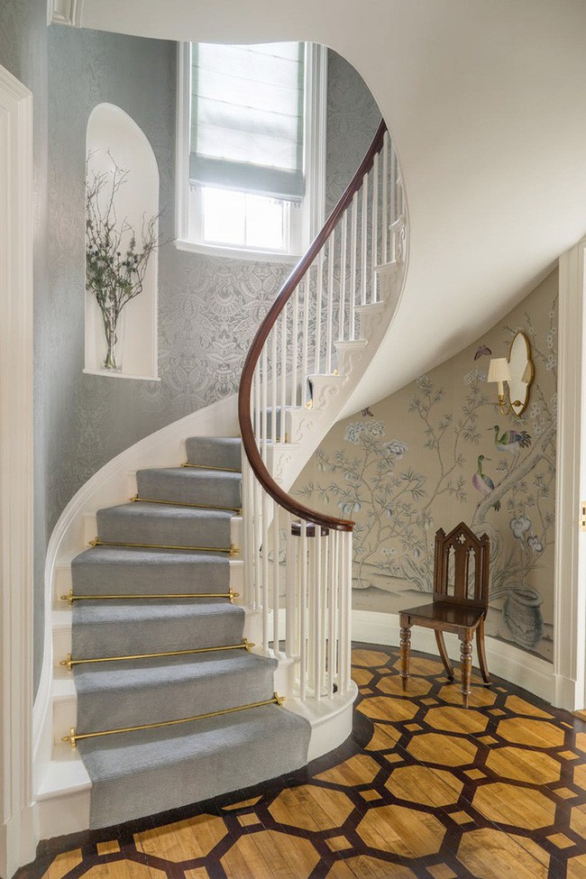 Để tạo ra sự thú vị cho lối vào nhà, bạn có thể kết hợp 2 mẫu giấy dán tường cùng một lúc.