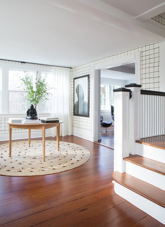 Mẫu giấy dán tường kẻ ô vuông đen trắng đơn giản nhưng lại rất thích hợp với phong cách hiện đại của ngôi nhà.