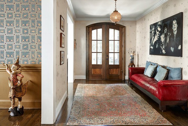 Cùng với giấy dán tường, bạn còn có thể kết hợp thêm với tranh treo tường, gương hay hoa tươi để đảm bảo lối vào nhà luôn mang đến ấn tượng tốt đẹp với mọi vị khách ghé qua.