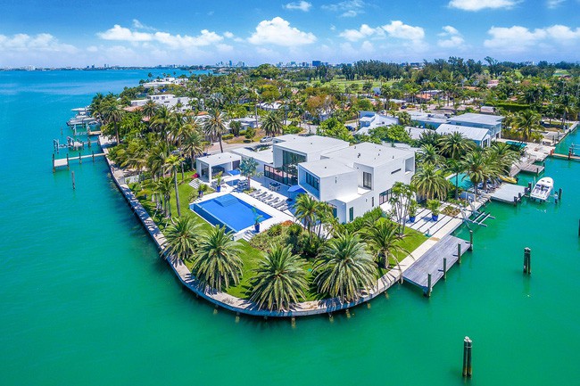 Nhìn từ xa ngôi nhà đương đại tuyệt đẹp ở đảo Normandy Golf Course.