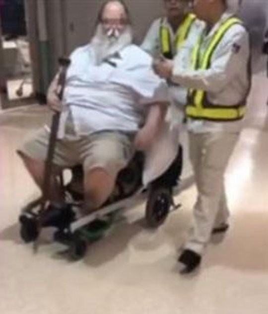 Người đ&agrave;n &ocirc;ng l&ecirc;n m&aacute;y bay bằng xe lăn