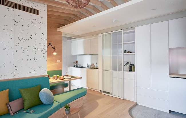 Khu vực ăn uống được bố trí ngay cạnh bếp, kết nối với sofa phòng khách để tạo nên không gian vui vẻ, ấm cúng và thân thiện.