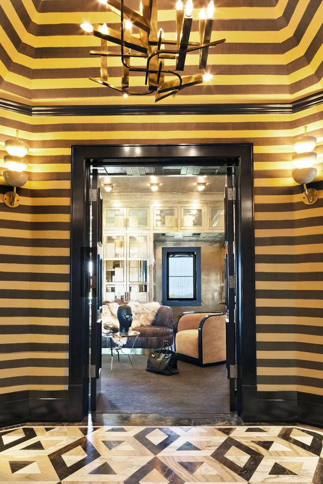 Kiểu giấy dán tường kẻ ngang quen thuộc nhưng không kém phần ấn tượng.