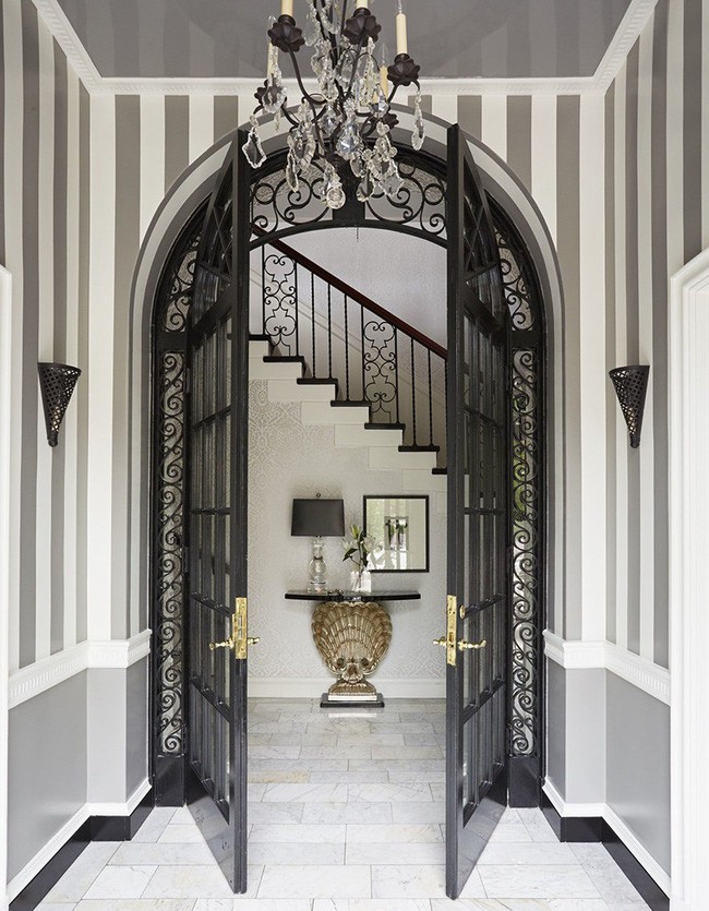 Nếu bạn có lối vào nhà không cao thì kiểu giấy dán tường họa tiết kẻ sọc này là một lựa chọn phù hợp nhất đó.