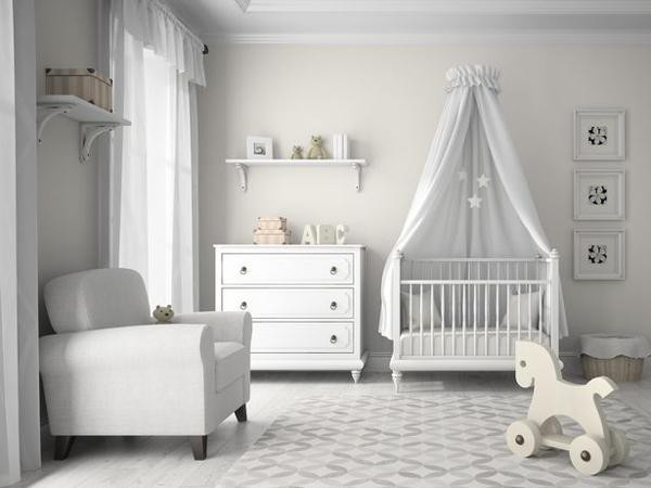 
Căn phòng dành cho em bé Hoàng gia tương lai đơn giản, nhã nhặn với gam màu trung tính.
