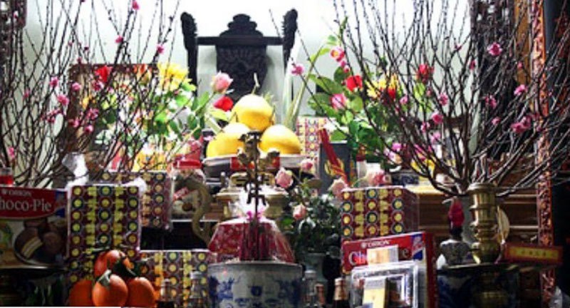 Chuyên gia phong thủy Song Hà cho biết, trên ban thờ, bát hương là vị trí phải an vị, tĩnh tại không bao giờ được xê dịch. Nếu xê dịch, gia chủ phải làm lễ xin xê dịch và sau đó xin an vị.