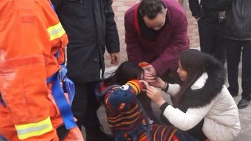 Vlogger tên Liu khi được giải cứu từ một tòa nhà hôm 18/1. Ảnh: Guancha