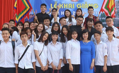 Cô Trần Thị Thu Hằng (áo xanh) cùng học sinh trong lễ khai giảng năm học 2017-2018. Ảnh: NVCC.