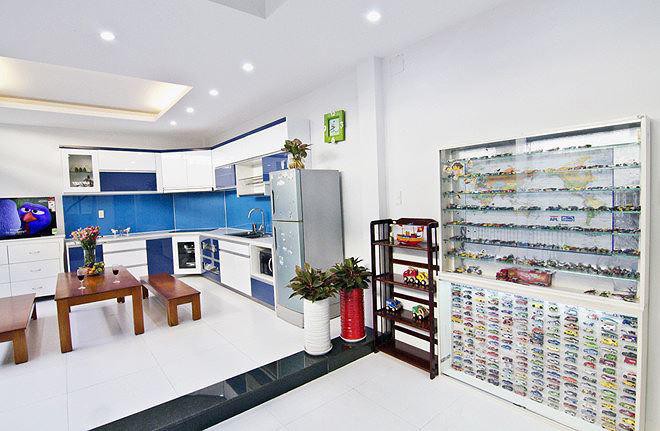 Tầng một được dành hẳn một tủ nhỏ đầy ắp những mẫu xe hơi.
