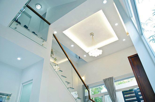 Thiết kế lan can cầu thang bằng kính đơn giản những vẫn nhẹ nhàng, tinh tế.