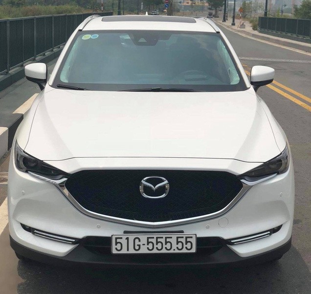 
Giữa tháng 4/2018, một chiếc Mazda CX-5 2018 đã được chủ nhân có bàn tay vàng bốc biển kiểm soát tứ quý 5. Trước đó, khi đã lăn bánh được khoảng 500 km, chiếc CX-5 2018 này chào giá 2,4 tỷ đồng. Mazda CX-5 biển số 51G - 555.55 hoàn toàn được chủ nhân bốc biển một cách ngẫu nhiên, xe thuộc thế hệ mới đã được ra mắt tại Việt Nam vào giữa tháng 11/2017. (Ảnh: Dân Việt)
