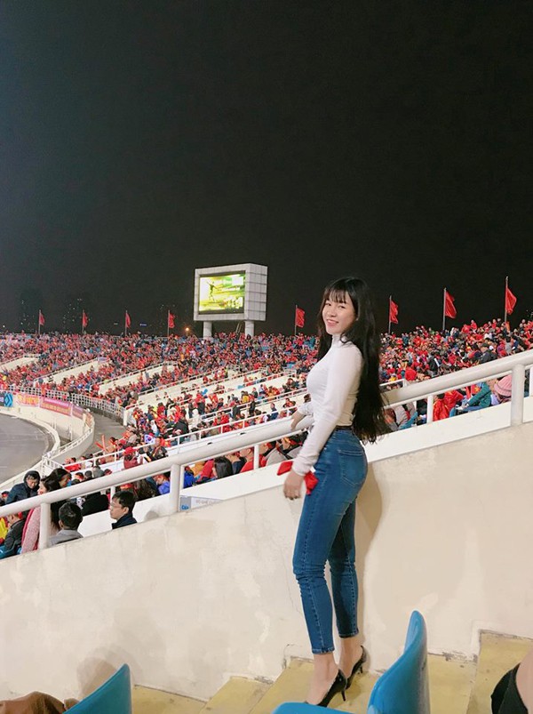 Yến Xuân bay từ TP.HCM ra Hà Nội để cổ vũ cho đội tuyển Việt Nam tại giải AFF Cup 2018.