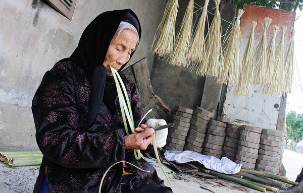 
 B&iacute; k&iacute;p để t&aacute;ch được những chiếc lạt mỏng manh, mềm dẻo l&agrave; khi chẻ phải kết hợp nhuần nhuyễn cả tay, ch&acirc;n, răng
