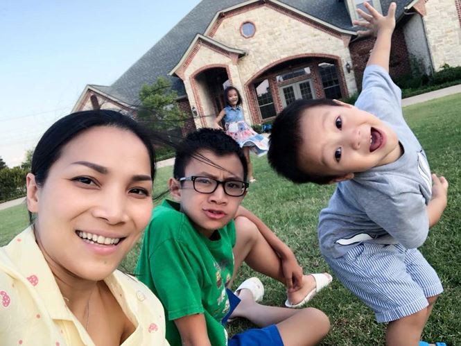 Vợ chồng nữ ca sĩ Hồng Ngọc đã mua nhà tại Dallas, Texas, Mỹ cách đây không lâu. Ngôi nhà có khoảng sân rộng phía trước và 5 phòng ngủ.