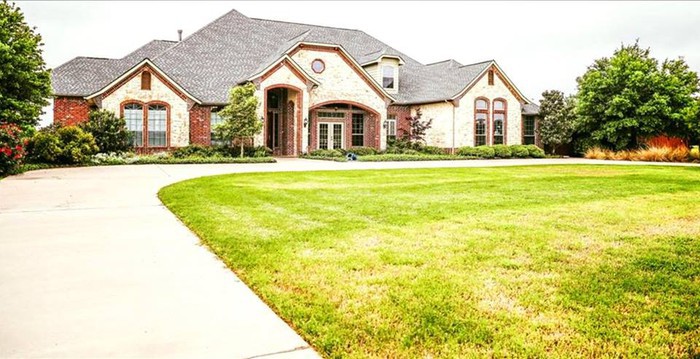 Có thể thấy tổ ấm mới của nữ ca sĩ sinh năm 1978 được chủ cũ thiết kế theo phong cách châu Âu cổ điển.