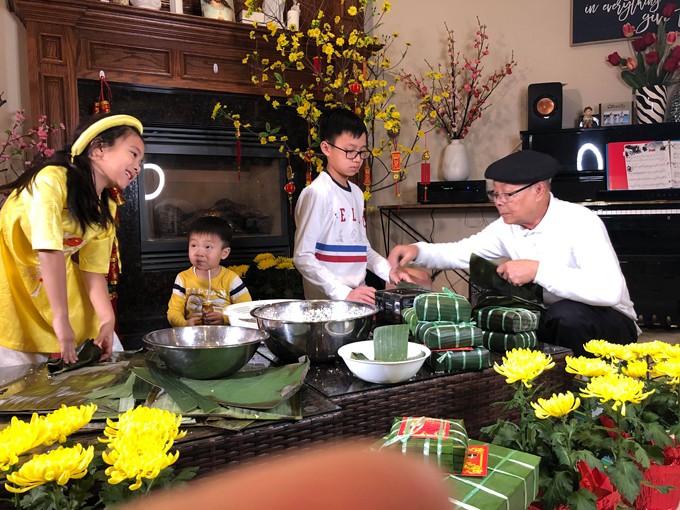 Giọng ca Mắt nai chachacha cho biết, cô định cư tại bang Texas (Mỹ) đã hơn 10 năm. Dù bận chạy show thế nào cô vẫn cố gắng giữ những nét đẹp trong văn hoá truyền thống ngày Tết của người Việt. Ba con của cô lớn lên ở môi trường phương Tây nhưng vẫn giao tiếp bằng tiếng Việt khi ở nhà và đặc biệt yêu ẩm thực, văn hoá quê hương.