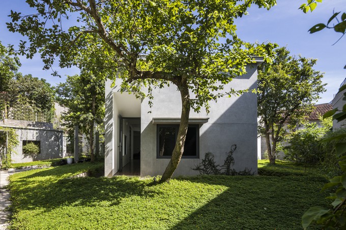 Ngôi nhà được xây trên miếng đất rộng 500 m2, trước đây vốn là vườn cây, trong đó có 5 cây thân gỗ sống lâu năm, tại huyện Đô Lương, Nghệ An.