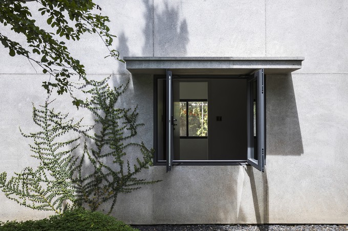 Để công trình bền vững giữa cây xanh, lớp vỏ nhà được xây bằng đá rửa, mài bóng dày 1 cm.