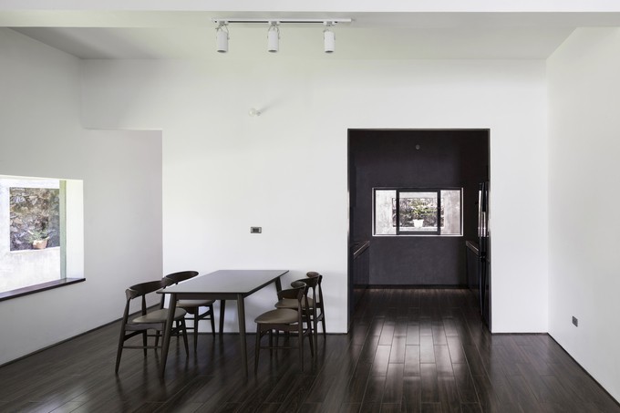 Chủ nhà là một cặp vợ chồng trẻ và hai người con nhỏ. Gia đình chỉ có nhu cầu cơ bản gồm ba phòng ngủ, hai khu vệ sinh, phòng khách, bếp, ăn uống và khu vực giặt phơi.