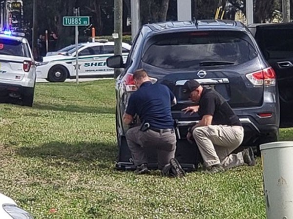 Cảnh s&aacute;t c&oacute; mặt gần hiện trường vụ xả s&uacute;ng. Ảnh: ABC News.