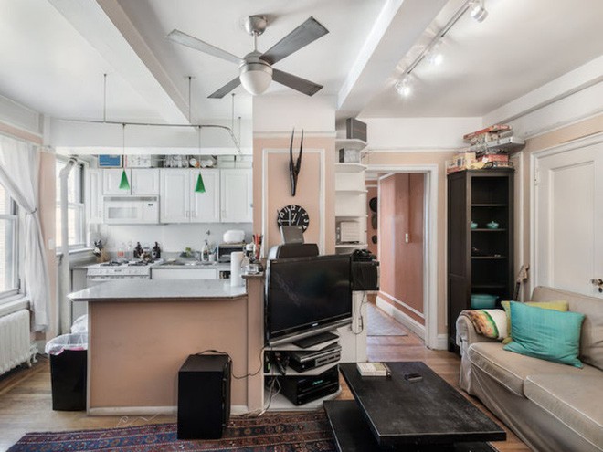 Căn hộ được xây dựng từ năm 1923 với những dấu hiệu cần cải tạo ngay lập tức nếu muốn sử dụng lâu dài như thạch cao đã nứt, có vài chỗ bị rơi khỏi tường, đường gờ mờ sơn, tủ bếp sộc sệch như sắp đổ… Và vô số đồ đạc không tên được bài trí như góp phần tăng thêm sự bừa bộn và lộn xộn.