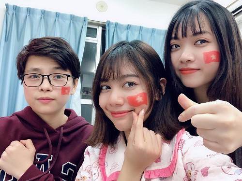 Nh&oacute;m H&acirc;n v&agrave; Hiệp d&ugrave;ng son vẽ cờ l&ecirc;n m&aacute; để cổ vũ đội tuyển. Ảnh: NVCC