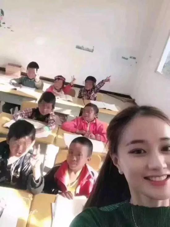 Những h&igrave;nh ảnh &ocirc;ng Zhou nhận được từ t&agrave;i khoản của c&ocirc; g&aacute;i xinh đẹp