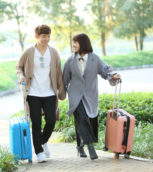 Fan “rụng tim” với câu chuyện tình cảm cực kì dễ thương của Hồng Kim Hạnh và Jis Song Jooyoung trong phim ngắn “Tết đến rồi”