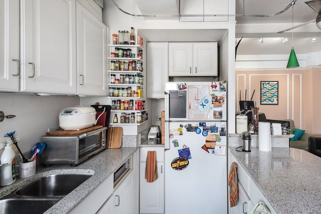 Với diện tích hạn chế, nơi nấu nướng được bố trí hình chữ U, chật chội và lộn xộn càng tăng lên khi nhiều đồ dùng, vật dụng chưa được bài trí, sắp xếp hợp lý.