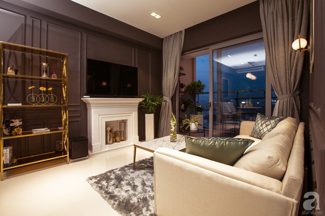 Phòng khách như sinh động và duyên dáng hơn khi được treo tranh trên tường và decor với những mảng xanh dịu dàng, ấn tượng.