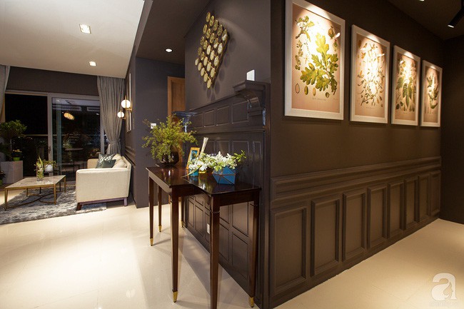 Ánh sáng từ đèn hắt giúp góc nhỏ treo tranh thêm nghệ thuật và tinh tế.