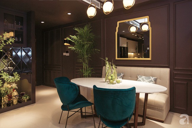 Không gian ăn uống trở nên ấm cúng và xinh tươi hơn khi có sự góp mặt của chậu cây bên cạnh ghế và lọ hoa trên bàn.