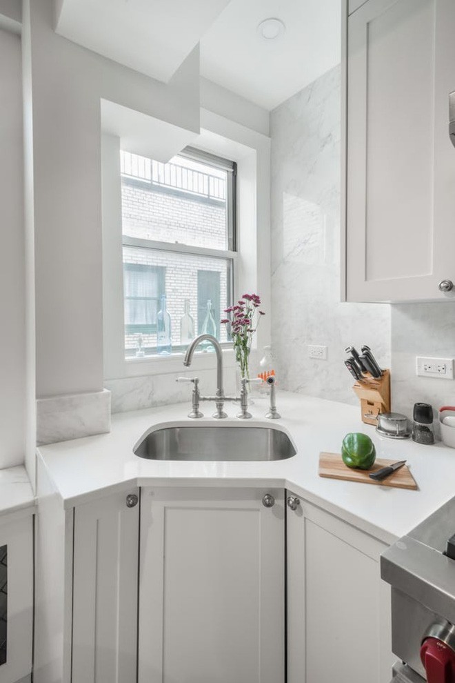 Toàn bộ không gian được sử dụng màu trắng. Góc rửa chén bán, chuẩn bị thực phẩm cho việc nấu nướng cũng được chọn trang trí với màu trắng tinh khôi. Ánh sáng tự nhiên ngập tràn từ khung cửa giúp cho góc nhỏ thêm thoáng sáng và ấn tượng hơn.