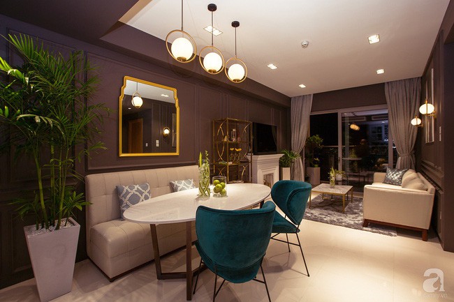 Cách chơi màu từ phụ kiện như gương ốp tường hay gối tựa, cây xanh tạo nét đẹp hiện đại, ấn tượng cho không gian.