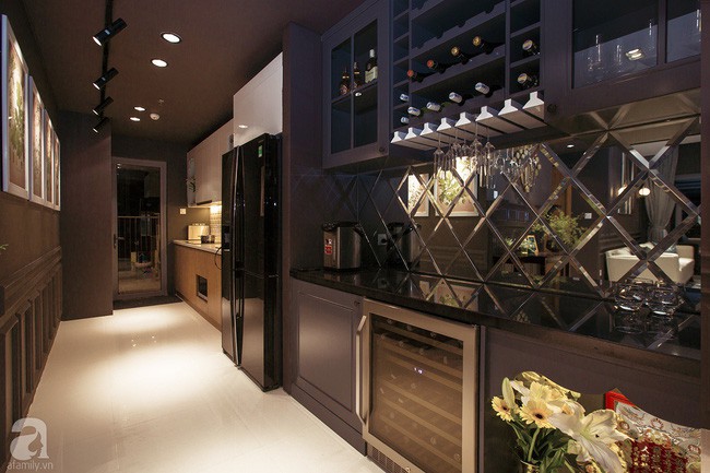 Khu vực bếp nấu được bố trí dọc theo bức tường cạnh lối vào, nhìn ra ban công nhỏ xinh.