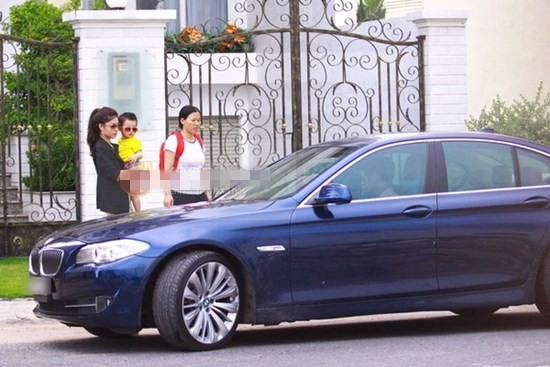 
Gia đình Đăng Khôi thường đi lại bằng chiếc BMW màu xanh đen có giá khoảng 2 tỷ đồng.
