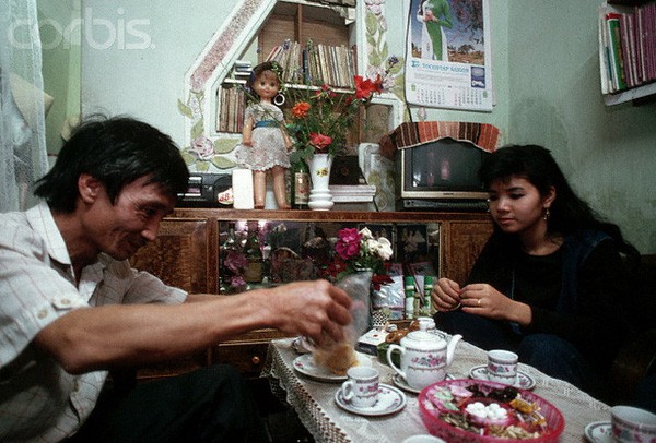 Ngày Tết trong một gia đình Hà Nội thời trước với tủ ly cùng lọ hoa thược dược và violet