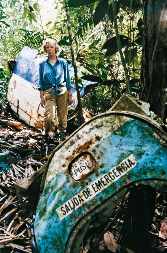 Juliane Koepcke quay trở lại địa điểm máy bay rơi trong rừng Amazon sau khi trưởng thành. Ảnh: Rex.