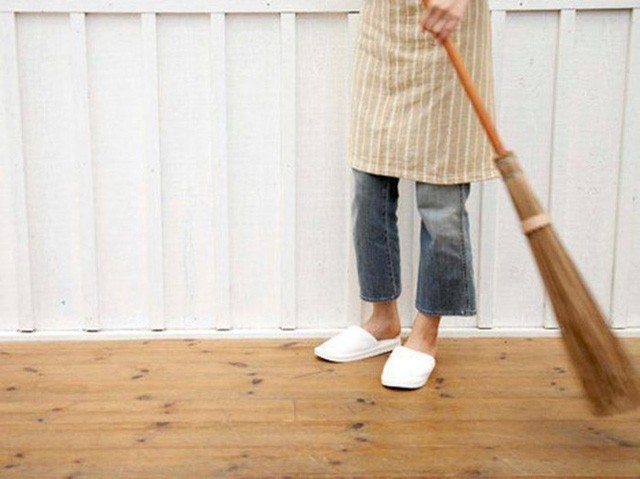 Theo quan niệm dân gian, họ cho rằng nếu để người khác vào nhà mình mà thấy ngay cây chổi quét nhà hoặc chổi lau nhà hay bất cứ dụng cụ vệ sinh nào là một điều cực kì không tốt. Ảnh minh họa.