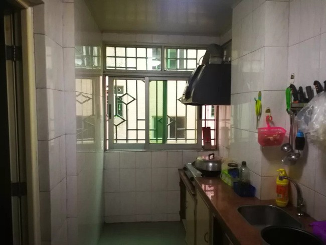 Với thiết kế ban đầu ngôi nhà chính là điển hình của một căn tập thể cũ đại trà mà bạn có thể bắt gặp ở bất kỳ đâu.