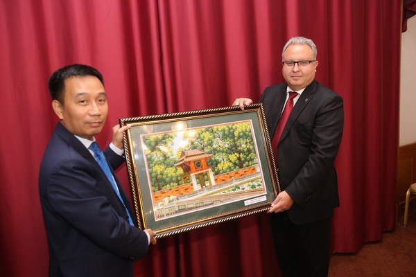 Tổng Gi&aacute;m đốc EVNNPT Nguyễn Tuấn T&ugrave;ng tặng qu&agrave; lưu niệm cho &ocirc;ng Andrey Murov - Chủ tịch HĐQT ki&ecirc;m Tổng Gi&aacute;m đốc FGC UES