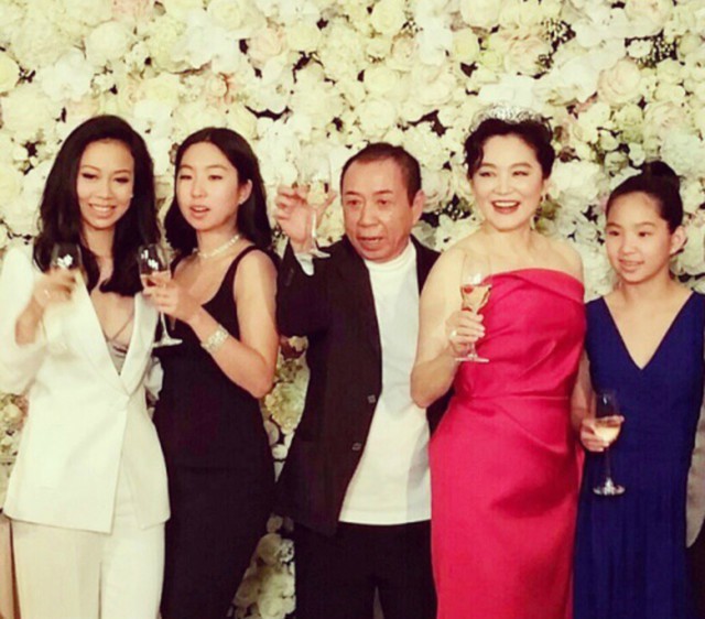 Lâm Thanh Hà bên chồng cũ và các con gái. Bà nhận được 256 triệu USD sau ly hôn.