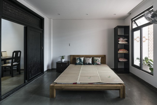 Căn phòng ngủ kết nối với phòng làm việc, nhưng cũng có sự tách biệt khéo léo bằng cửa trượt.