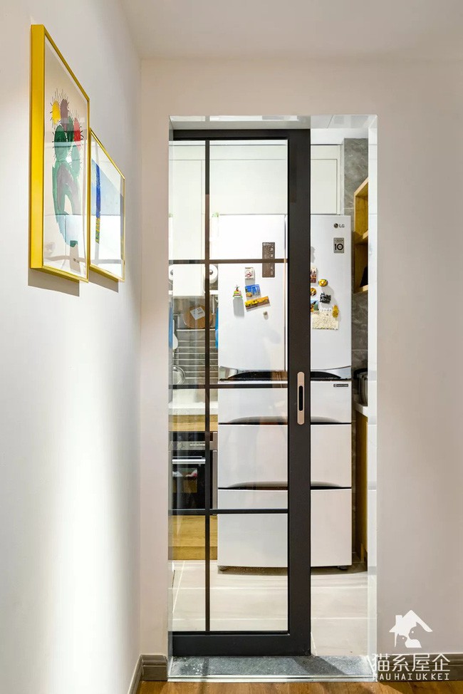 Thiết kế cửa kéo bằng thủy tinh trong suốt giúp tạo không gian mở rộng lớn hơn với phòng bếp.