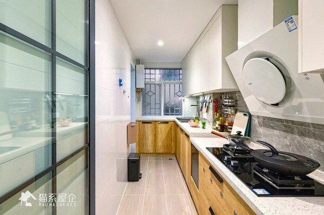 Sau khi được cải tạo phòng bếp có thiết kế hiện đại, sạch sẽ và gọn gàng khiến bất kỳ ai trông thấy cũng phải mê. Nó được thiết kế hình chữ L theo chiều dài căn hộ nên giúp tiết kiệm được không gian sống cho chủ nhân.