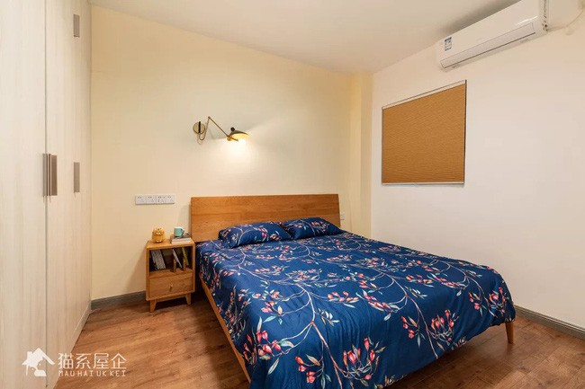 Phòng ngủ đơn giản và nhẹ nhàng với các đồ nội thất cần thiết. Gam màu trầm vẫn tiết tục được sử dụng để tạo cảm giác ấm cúng, dễ chịu.