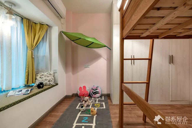 Phòng của các bé thì khá cầu kỳ, vui nhộn với đa dạng màu sắc hơn. Người đàn ông đã biết kết hợp giường tầng với tủ đứng và một kệ sát cửa sổ cho các bé ngồi đọc sách.