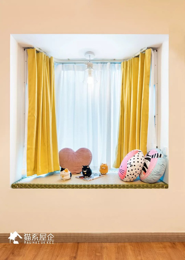 Góc đọc sách nhiều màu sắc của các bé.